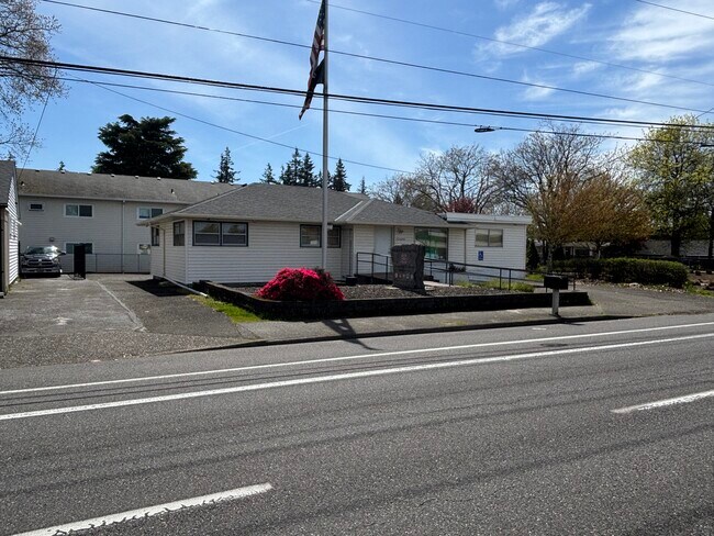 More details for 12440 NE Halsey St, Portland, OR - Office for Sale