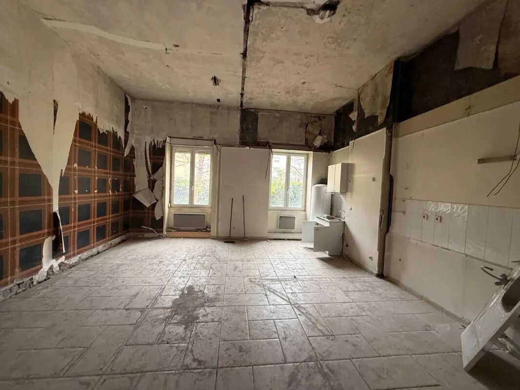 Retail in Lyon for sale Interior Photo- Image 1 of 4