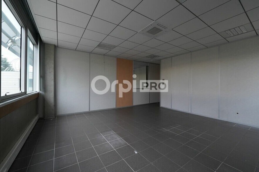 12 Rue Edison, Bron for lease - Interior Photo - Image 2 of 19