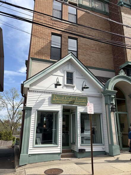 299-305 Main St, Port Washington, NY for lease - Building Photo - Image 3 of 11
