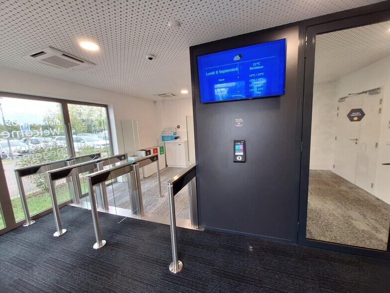 Bureau dans Le Haillan à louer - Photo du bâtiment - Image 2 de 14