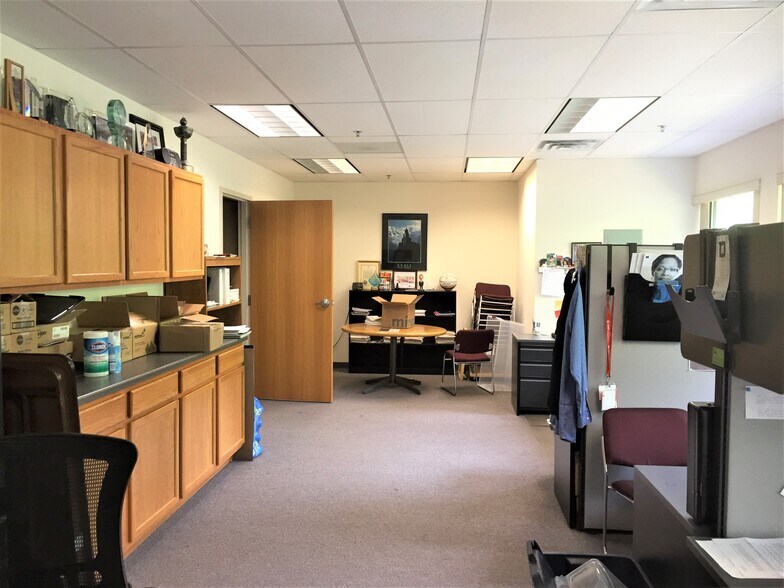 1150 Glenlivet Dr, Allentown, PA à vendre - Photo du bâtiment - Image 2 de 8