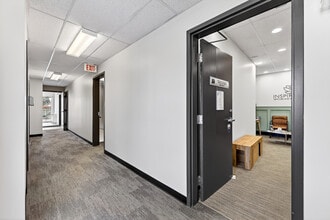 1910 20th Ave NW, Calgary, AB à louer Photo intérieure- Image 1 de 22