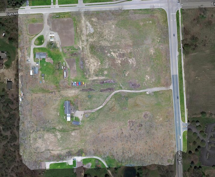 61321 W 8 Mile Rd, South Lyon, MI à vendre - Photo du bâtiment - Image 2 de 3