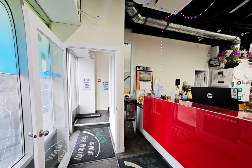 2920 Ellwood Dr SW, Edmonton, AB à vendre - Photo du bâtiment - Image 3 de 38