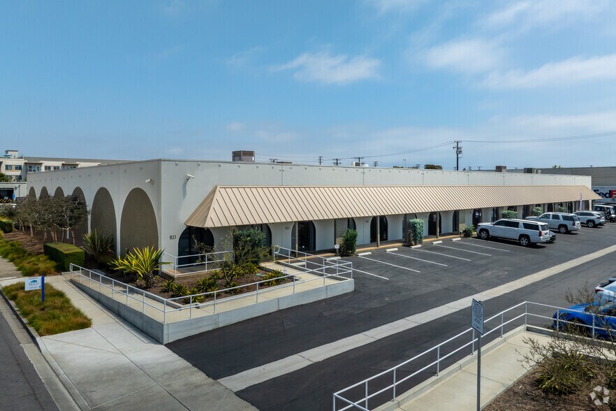 921-937 Newhall St, Costa Mesa, CA à louer - Photo du bâtiment - Image 1 de 5