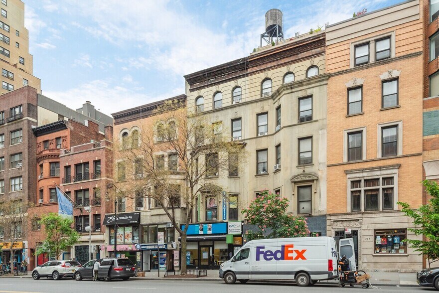 237 W 72nd St, New York, NY à vendre - Photo du bâtiment - Image 3 de 18