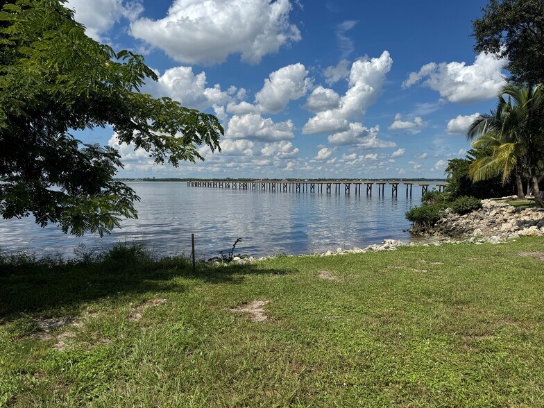 3120-3131 E Riverside Dr, Fort Myers, FL à louer - Photo du bâtiment - Image 3 de 25