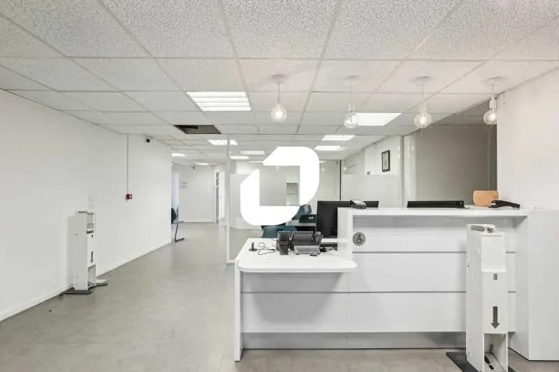 Office in Le Kremlin-Bicêtre for lease - Interior Photo - Image 2 of 23