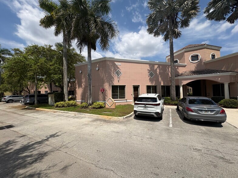 1545 N Park Dr, Weston, FL à louer - Photo du bâtiment - Image 3 de 27