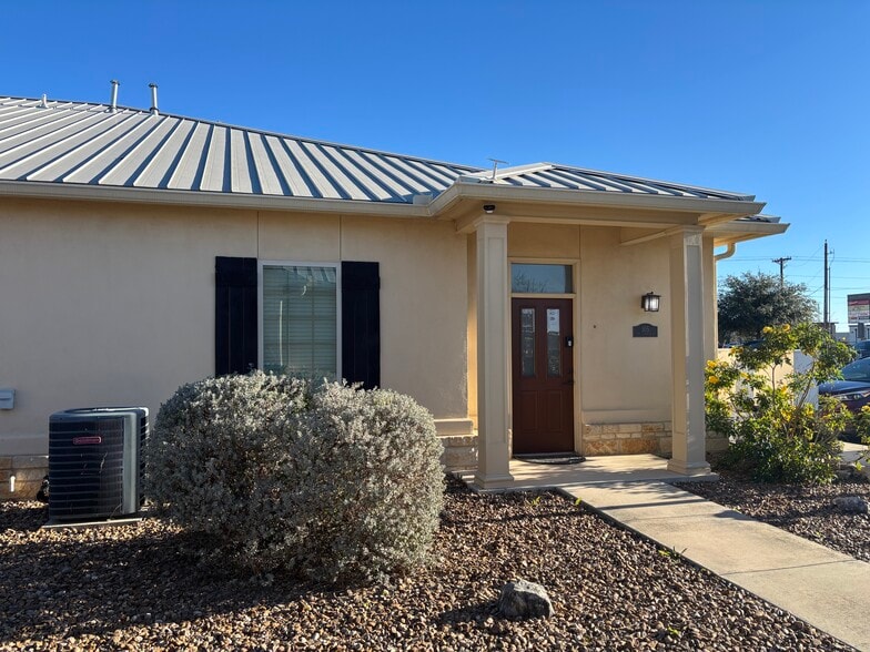 1067 Fm 306, New Braunfels, TX for lease - Building Photo - Image 2 of 14