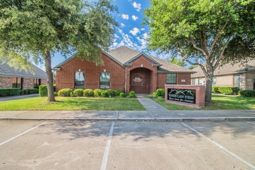9290 Huntington Sq, North Richland Hills, TX for sale - Building Photo - Image 1 of 1