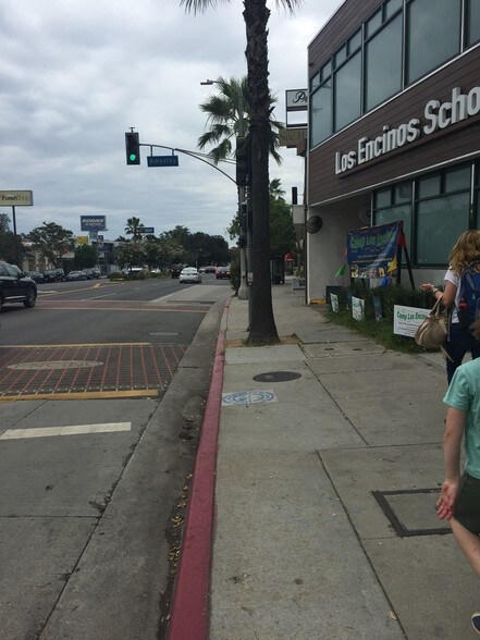 17060-17070 Ventura Blvd, Encino, CA à louer - Photo du bâtiment - Image 3 de 3