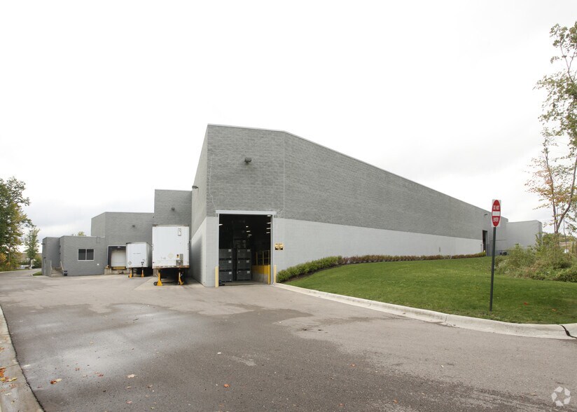 46480 Magellan Dr, Novi, MI à louer - Photo du bâtiment - Image 2 de 2