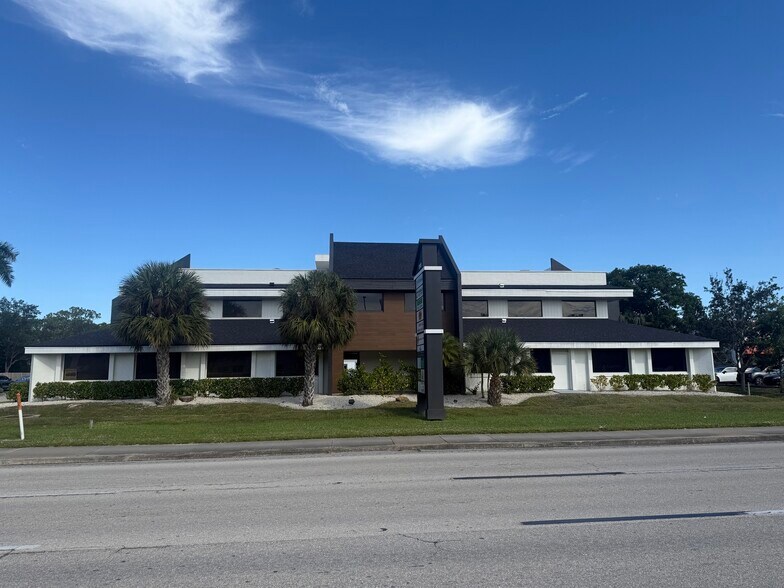 8140 College Pky, Fort Myers, FL à louer - Photo du bâtiment - Image 2 de 16