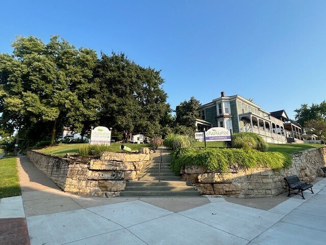 208 N Cody Rd, Le Claire, IA for sale Primary Photo- Image 1 of 5