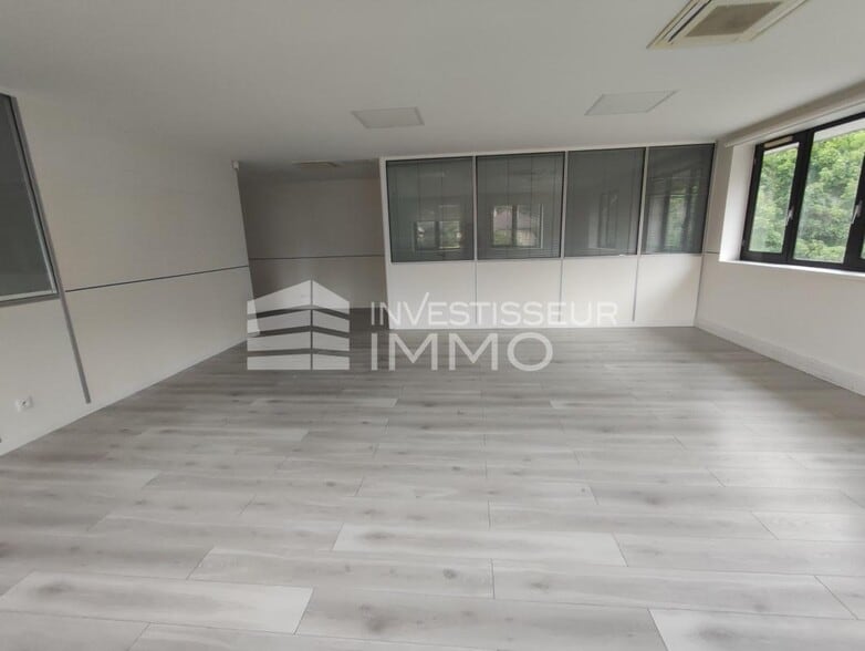 Office in Noisy Le Grand for lease - Interior Photo - Image 3 of 5