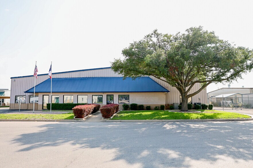 1304 W Industrial Blvd, Round Rock, TX à louer - Photo du bâtiment - Image 1 de 14