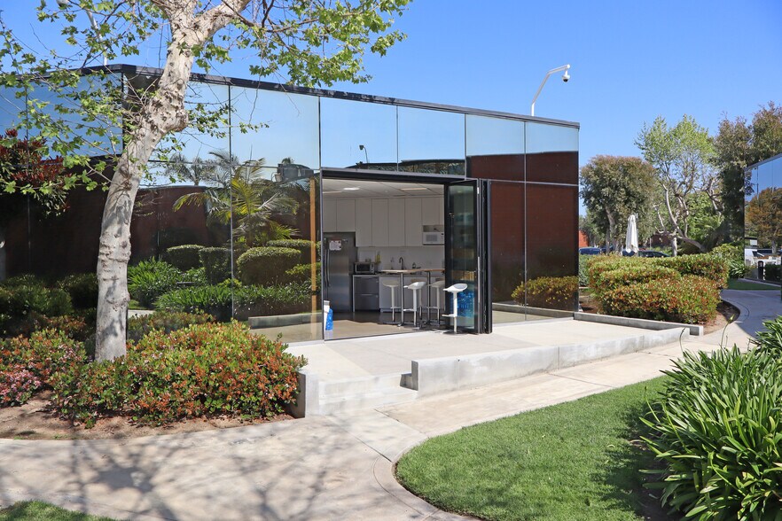 4920 Campus Dr, Newport Beach, CA for lease - Building Photo - Image 2 of 11