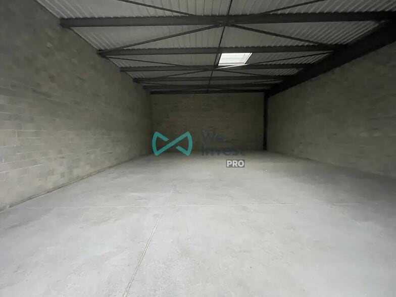 Flex in Cormontreuil for lease - Interior Photo - Image 2 of 6