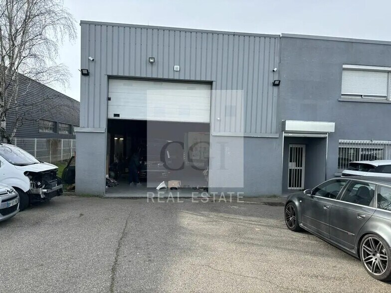 Flex in Chassieu for lease - Building Photo - Image 2 of 3
