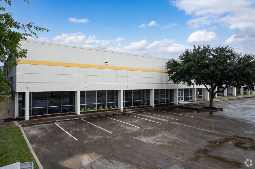 15740 Park Row, Houston, TX à louer - Photo du bâtiment - Image 3 de 22