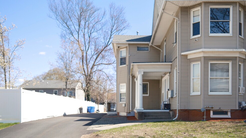 186 Summit St, Pawtucket, RI à vendre - Photo du bâtiment - Image 2 de 46