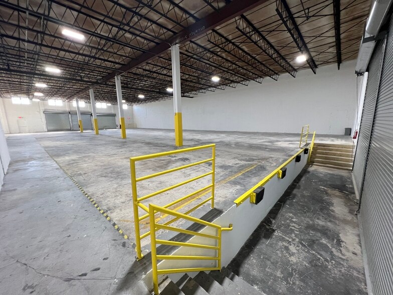 9501-9635 NW 80th Ave, Hialeah, FL for lease - Building Photo - Image 2 of 8