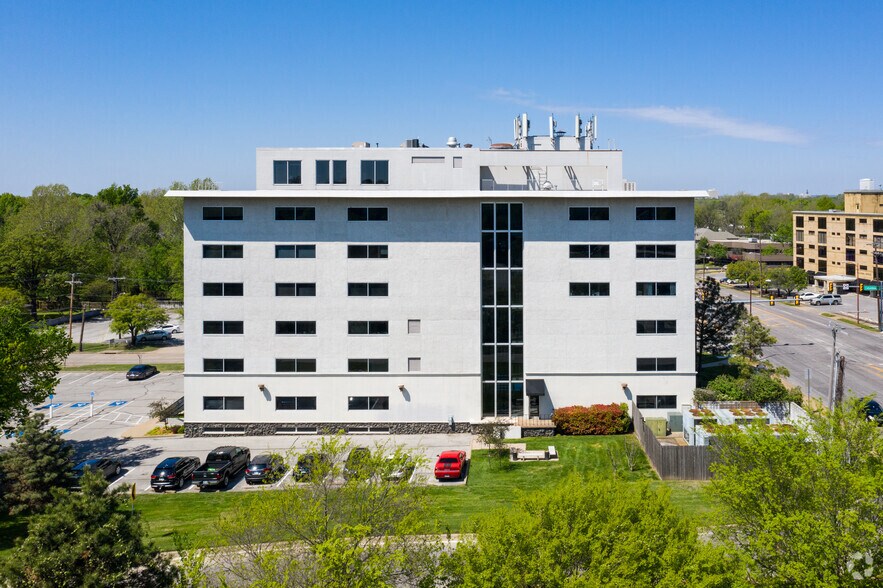 2121 S Columbia Ave, Tulsa, OK à louer - Photo du bâtiment - Image 2 de 6