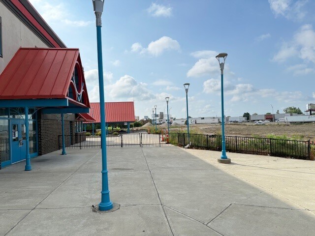 5341 Elmwood Ave, Indianapolis, IN à vendre - Photo du bâtiment - Image 2 de 7