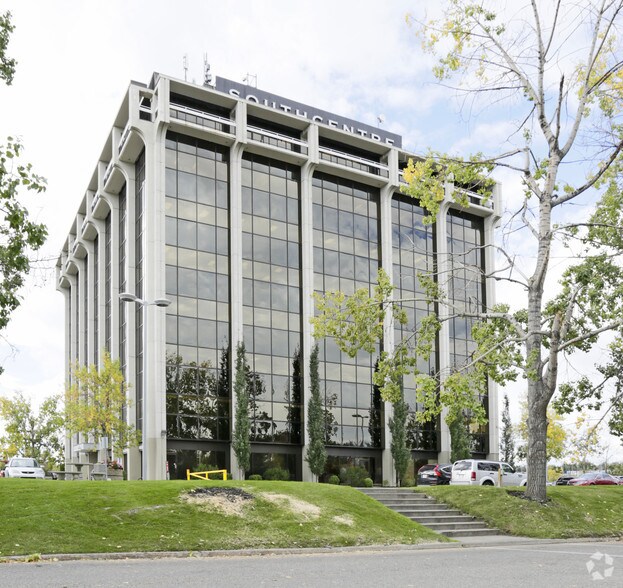 11012 Macleod Trl SE, Calgary, AB à louer - Photo du bâtiment - Image 2 de 11