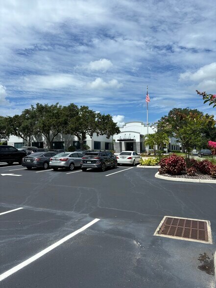 1150 Greenwood Blvd, Lake Mary, FL à louer - Photo du bâtiment - Image 2 de 6