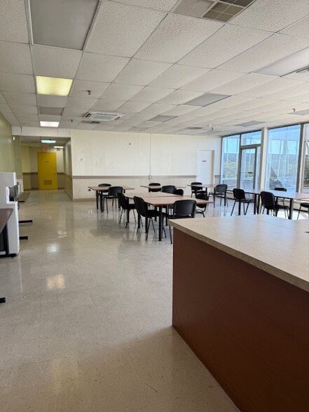 2 Volvo Dr, Rockleigh, NJ for lease - Interior Photo - Image 3 of 11