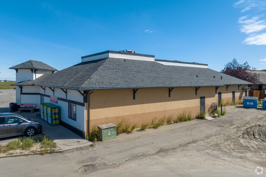 708 Centre St, Rocky View No 44, AB à louer - Photo du bâtiment - Image 3 de 5