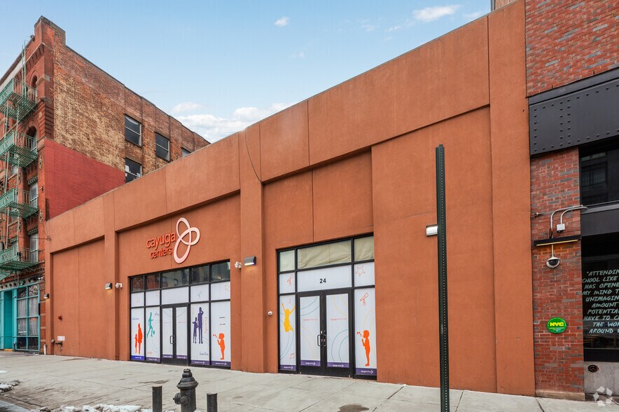24 Bruckner Blvd, Bronx, NY à vendre - Photo du bâtiment - Image 3 de 7