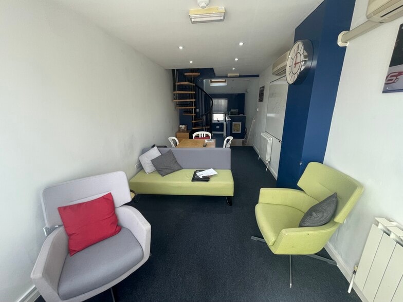 187 Lynchford Rd, Farnborough à louer - Photo du bâtiment - Image 2 de 6