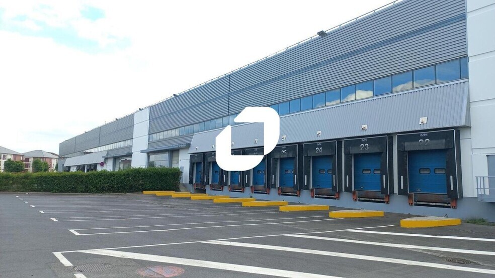 Industrial in Le Plessis-Belleville for lease - Building Photo - Image 1 of 15