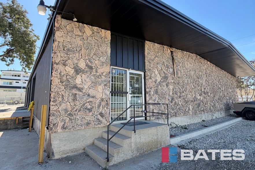 1850 W Commerce St, Dallas, TX à louer - Photo du bâtiment - Image 3 de 7