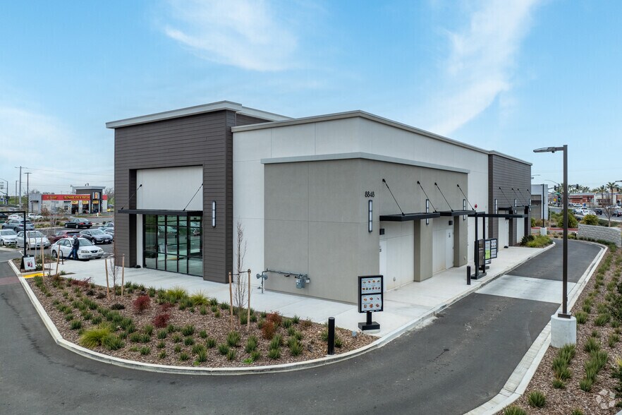 8848 E Sheldon Blvd, Elk Grove, CA à louer - Photo du bâtiment - Image 2 de 7