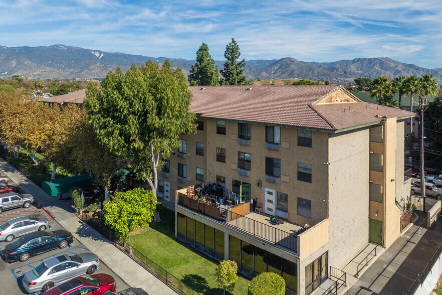 363 E Gilbert St, San Bernardino, CA à vendre - Photo du bâtiment - Image 2 de 11