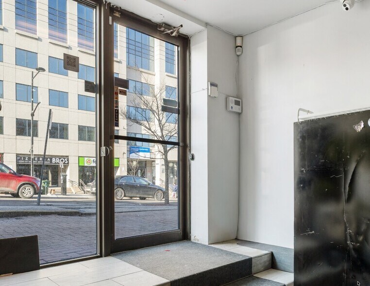 5643 Ch De La Côte-Des-Neiges, Montréal, QC à louer - Photo du bâtiment - Image 3 de 3