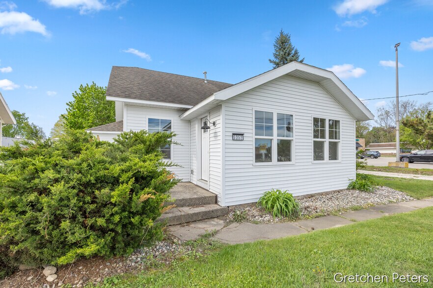 5352 Plainfield Ave NE, Grand Rapids, MI à vendre - Photo du bâtiment - Image 2 de 26