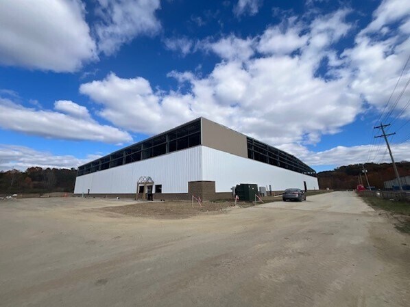 5885 Industrial Dr., Athens, OH à vendre - Photo du bâtiment - Image 2 de 11