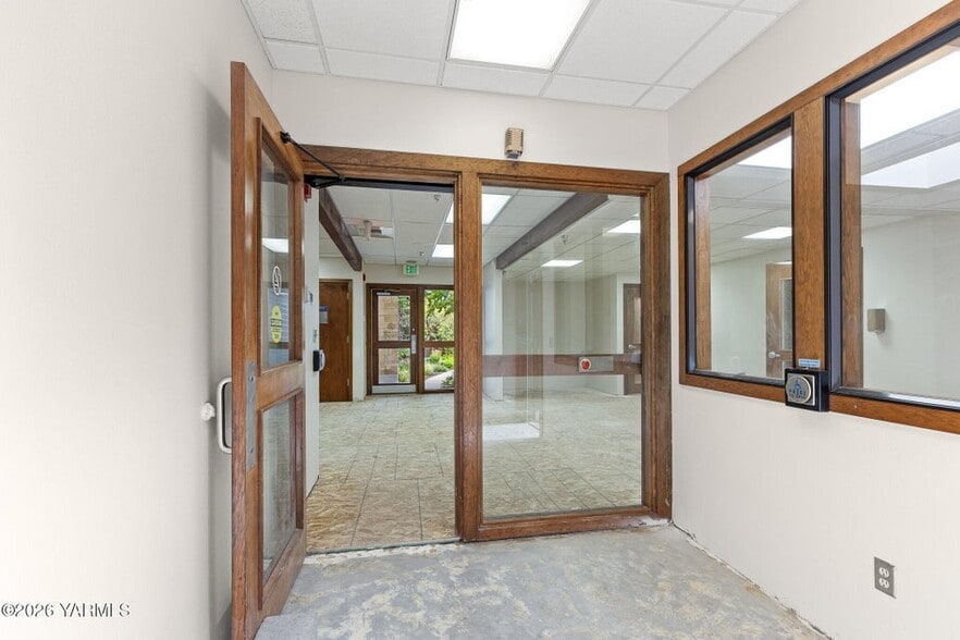 303 S 12th Ave, Yakima, WA for sale - Interior Photo - Image 3 of 42