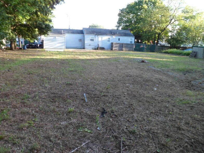 127 W Suffolk Ave, Central Islip, NY à vendre - Photo du bâtiment - Image 1 de 2