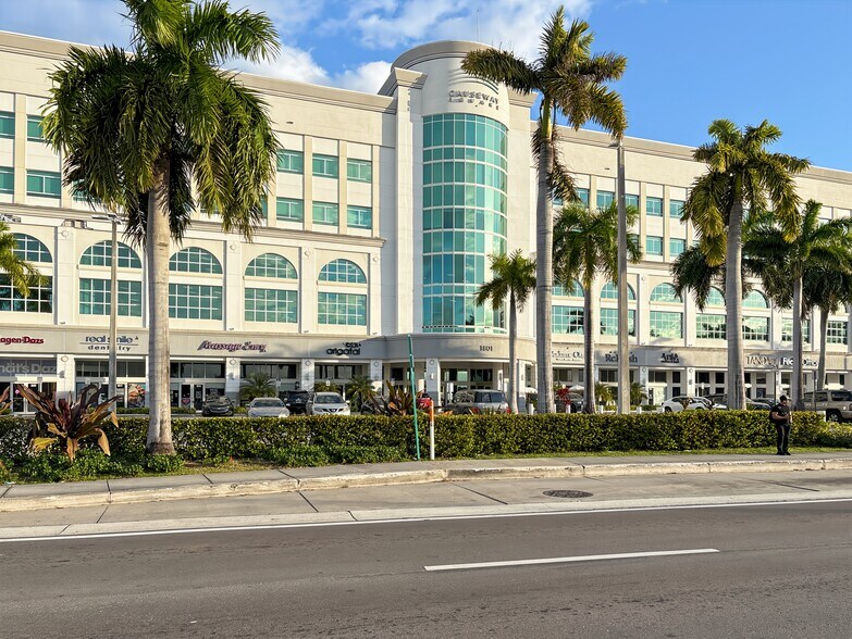 1801-1837 NE 123rd St, North Miami, FL à louer - Photo du bâtiment - Image 2 de 16