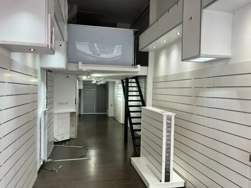 Retail in Lyon for lease Interior Photo- Image 1 of 9