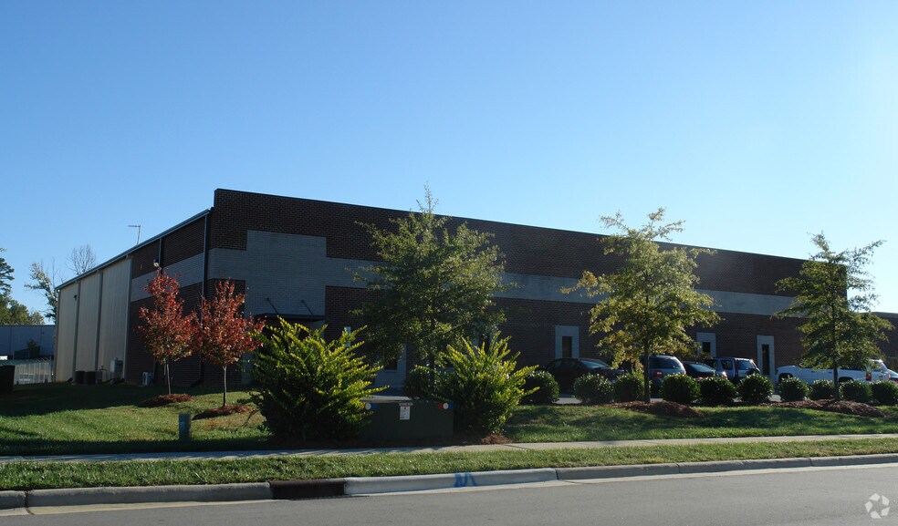 1024 Van Buren Ave, Indian Trail, NC à louer - Photo du bâtiment - Image 2 de 8