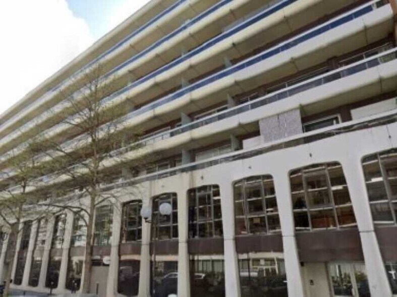 143 Bis Rue De Saussure, Paris for lease - Building Photo - Image 2 of 31