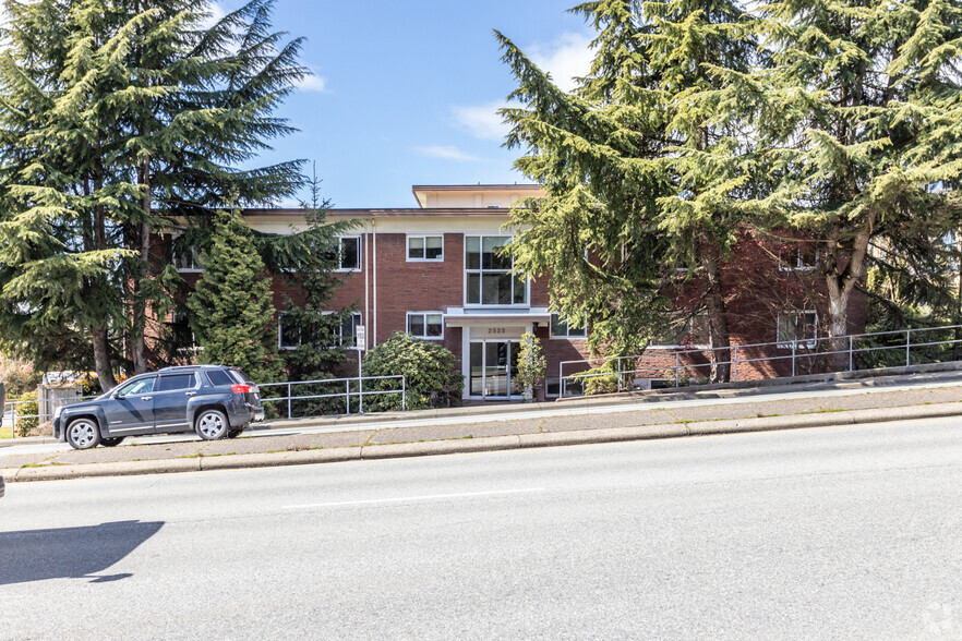 2525 Lonsdale Av, North Vancouver, BC à vendre - Photo principale - Image 1 de 2